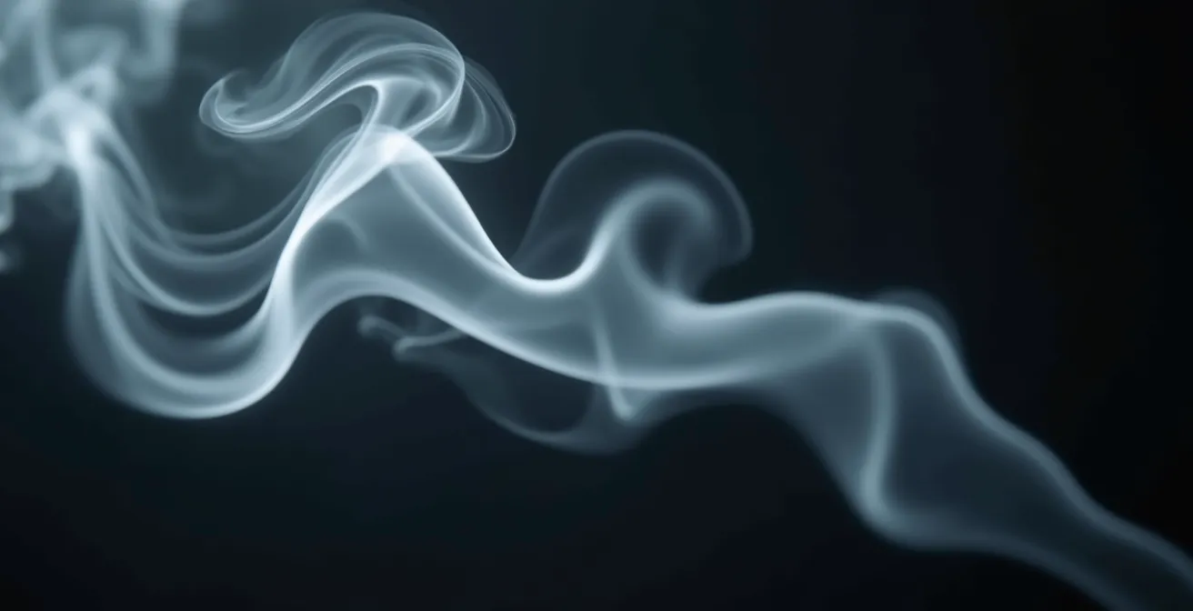 Fumo denso di salvia bianca che si dissolve in spirali durante rituale