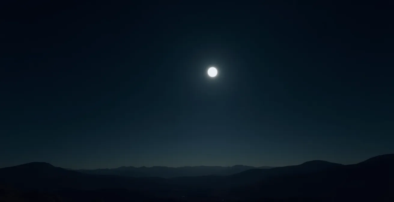 Rappresentazione della tempesta stazionaria con pianeta quasi immobile nel cielo notturno